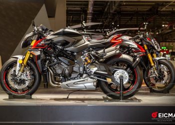 MV AGUSTA pisca o olho às Trail