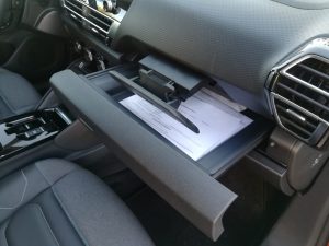 Gaveta de arrumação e suporte retrátil para um tablet, são alguns "mimos" do Citroën C4.