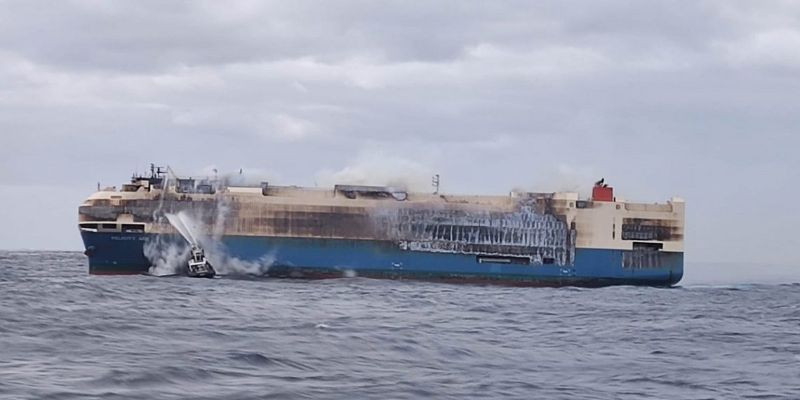 Navio Felicity Ace com 3965 automóveis encontra-se a arder