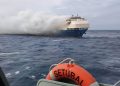 Navio Felicity Ace com 3965 automóveis encontra-se a arder