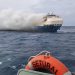 Navio Felicity Ace com 3965 automóveis encontra-se a arder