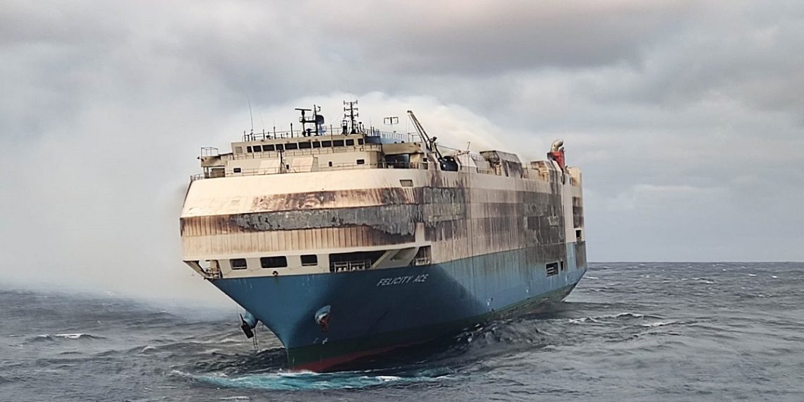 Navio Felicity Ace com 3965 automóveis encontra-se a arder