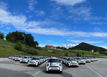 Procura de veículos elétricos usados aumenta