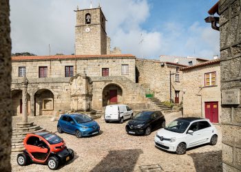 Frota elétrica da Renault na Aldeia Histórica de Castelo Novo.