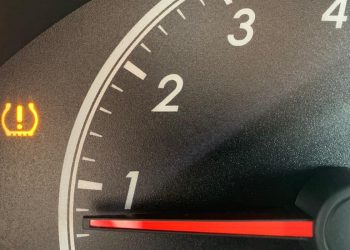 Luz do TPMS acessa? O que significa e o que necessita de fazer.