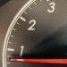Luz do TPMS acessa? O que significa e o que necessita de fazer.