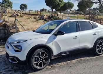 Novo Citroen e-C4 X o confortável e camaleão de design!