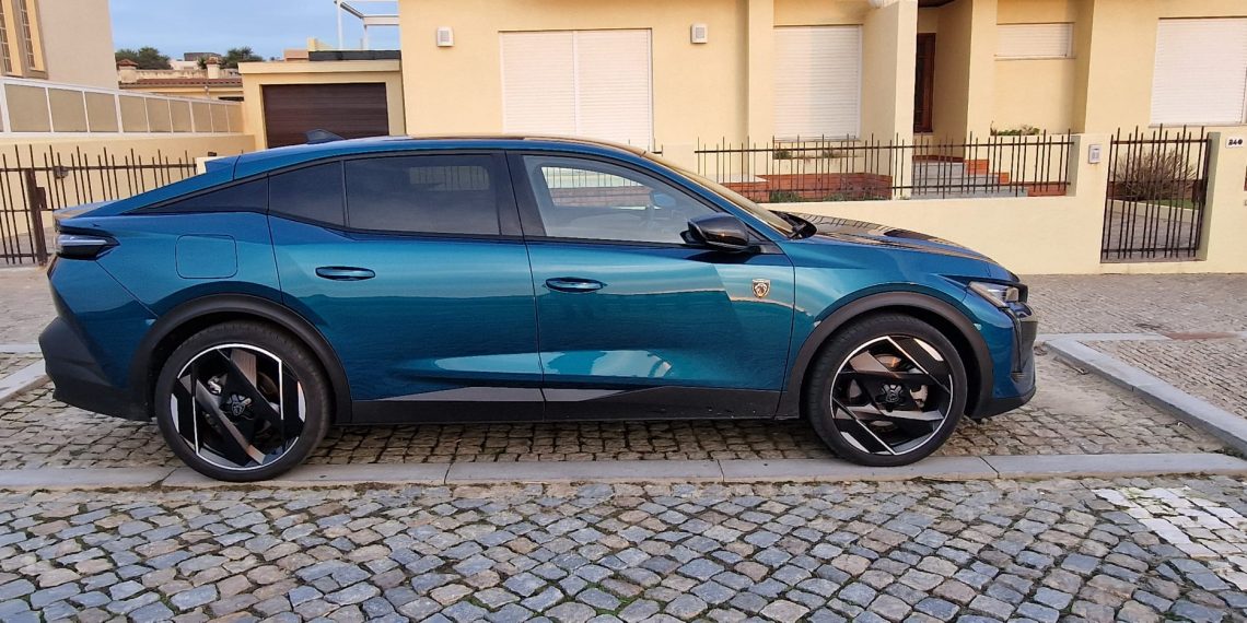 Peugeot 408 Plug-in, o leão bonito
