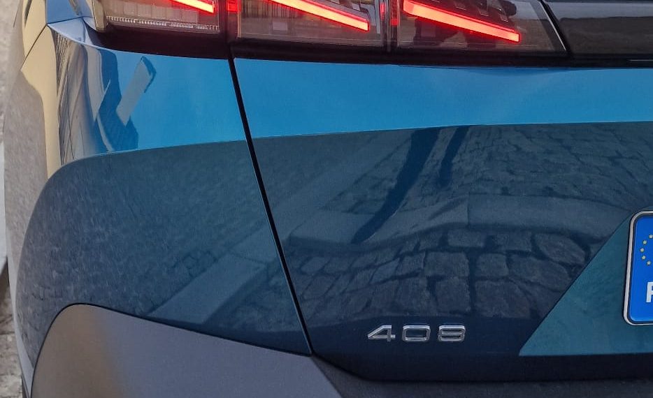 Peugeot 408 Plug-in, o leão bonito