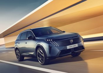 Novo Peugeot 5008 no outono