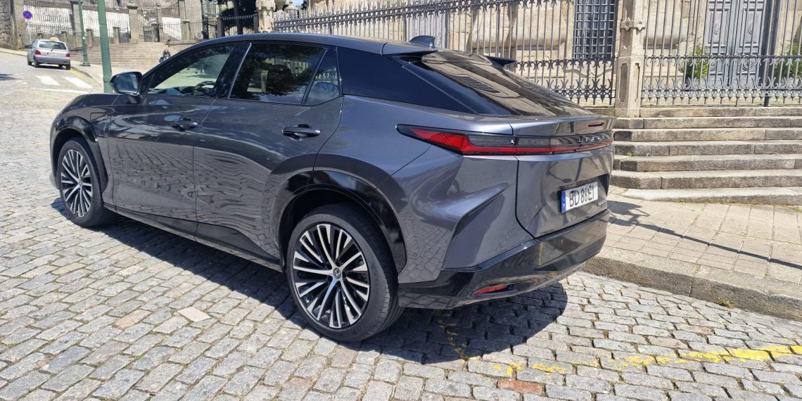 Refinamento Máximo – Lexus RZ450e