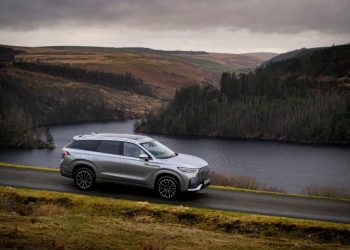 Jaecoo 8 SHS-P: O novo topo de gama de 7 lug. em ambiente de luxo familiar